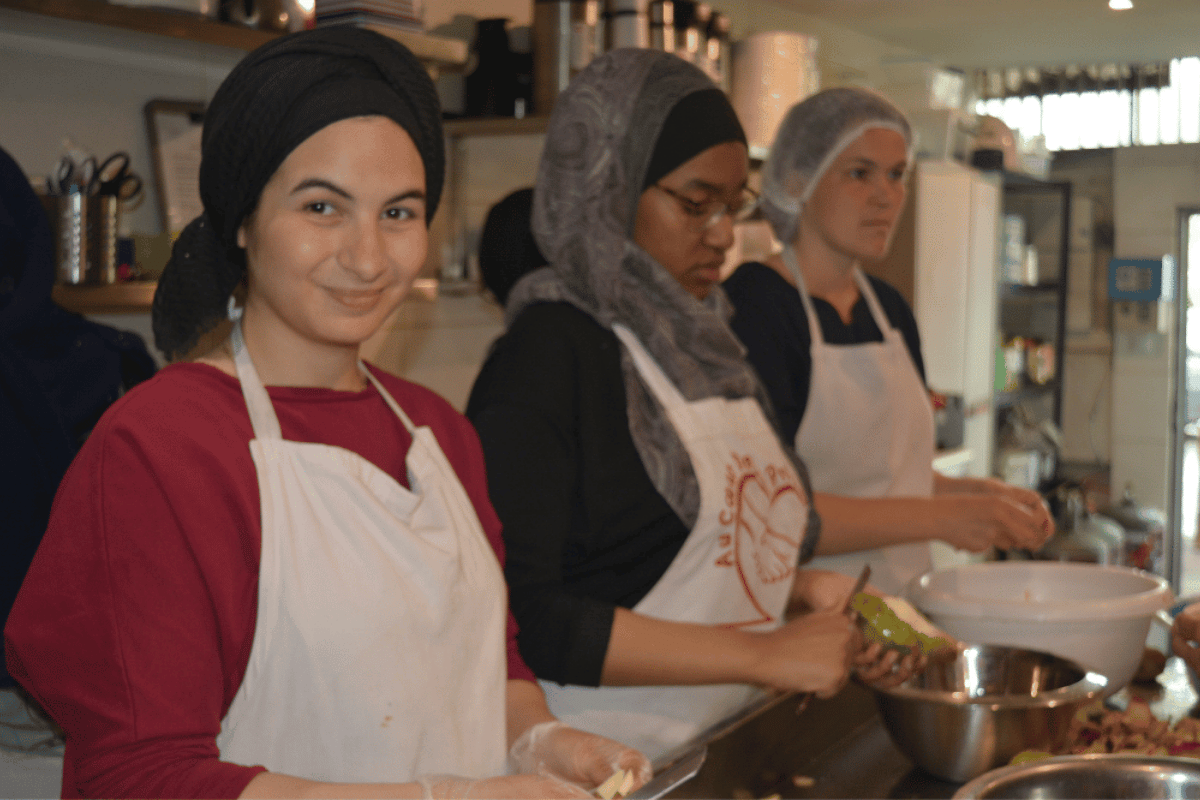 Bénévoles préparant des repas en cuisine